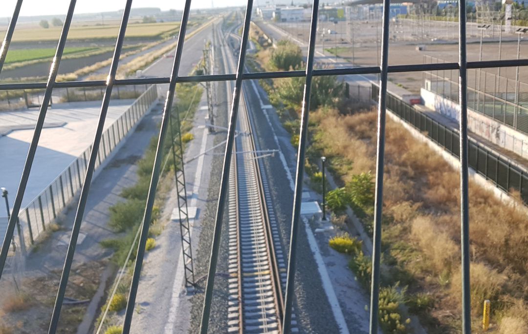 Vía de alta velocidad a su salida de la ciudad de Granada, a la altura de Mercagranada. Al fondo, bifurcación de la línea convencional ahora en desuso Vía de alta velocidad a su salida de la ciudad de Granada, a la altura de Mercagranada. Al fondo, bifurcación de la línea convencional ahora en desuso