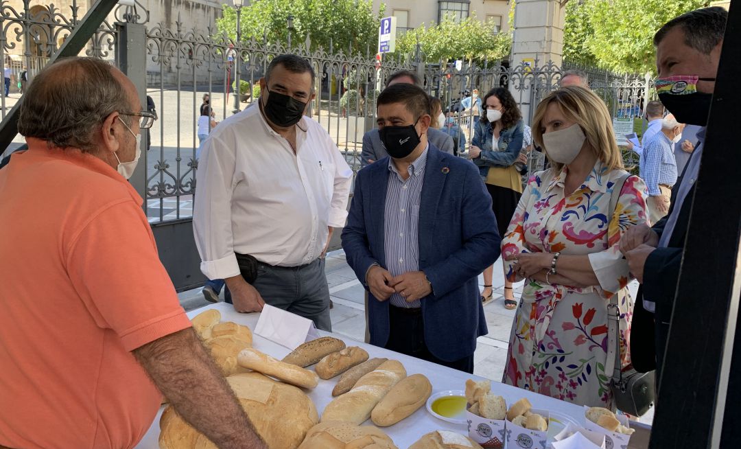 De izquierda a derecha, el presidente de la asociación provincial de panaderos, Antonio Cortés; el presidente de la Diputación, Francisco Reyes; Mari Carmen Angulo, concejala de Agricultura de la capital y Pedro Bruno, diputado de Agricultura, charlan con un panadero. De izquierda a derecha, el presidente de la asociación provincial de panaderos, Antonio Cortés; el presidente de la Diputación, Francisco Reyes; Mari Carmen Angulo, concejala de Agricultura de la capital y Pedro Bruno, diputado de Agricultura, charlan con un panadero.