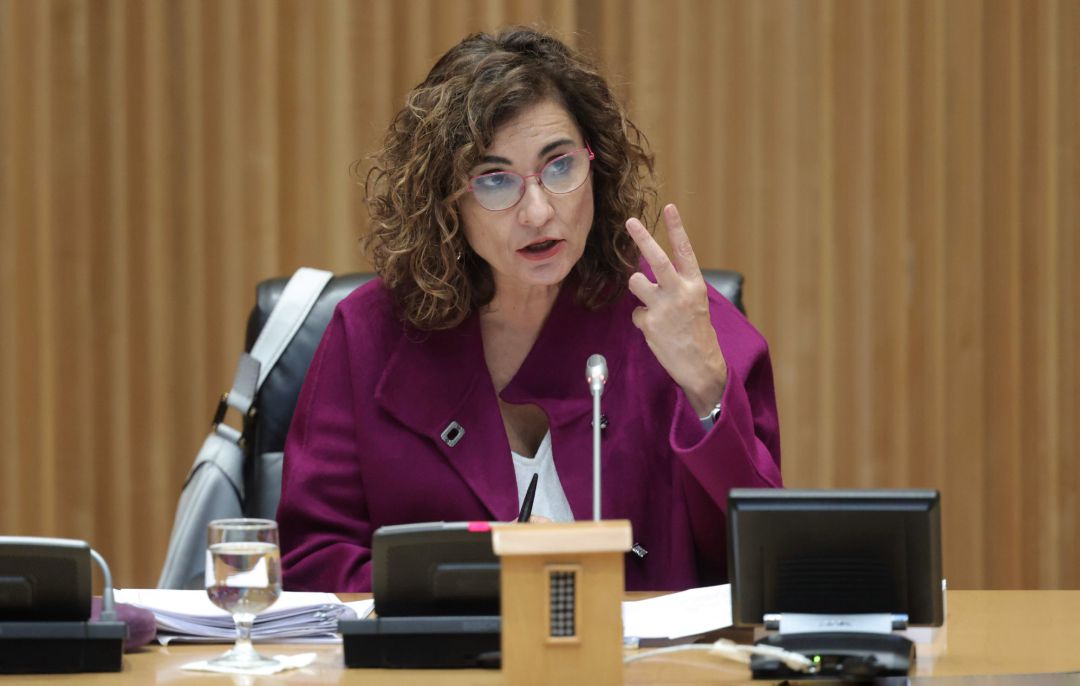 La ministra de Hacienda y Función Pública, María Jesús Montero, interviene en una rueda de prensa tras la entrega del Proyecto de Ley de Presupuestos del Estado de 2022 a la presidenta del Congreso, Meritxell Batet. La ministra de Hacienda y Función Pública, María Jesús Montero, interviene en una rueda de prensa tras la entrega del Proyecto de Ley de Presupuestos del Estado de 2022 a la presidenta del Congreso, Meritxell Batet.