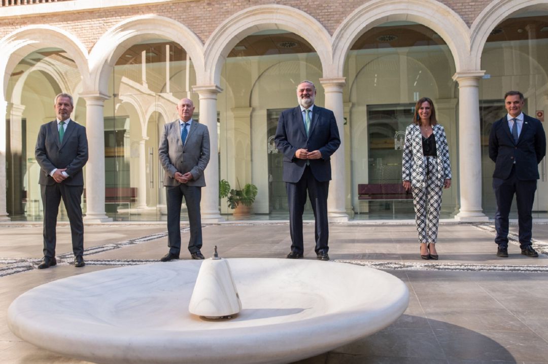 El delegado del gobierno, Pablo García, con la directora del Patronato de la Alhambra y Generalife, Rocío Díaz; el presidente de la Autoridad Portuaria de Motril, José García Fuentes; el consejero-delegado de Cetursa y responsable de la gestión de la estación de esquí de Sierra Nevada, Jesús Ibáñez; y el gerente de la Federación de Hostelería y Turismo de Granada, Antonio García. El delegado del gobierno, Pablo García, con la directora del Patronato de la Alhambra y Generalife, Rocío Díaz; el presidente de la Autoridad Portuaria de Motril, José García Fuentes; el consejero-delegado de Cetursa y responsable de la gestión de la estación de esquí de Sierra Nevada, Jesús Ibáñez; y el gerente de la Federación de Hostelería y Turismo de Granada, Antonio García.