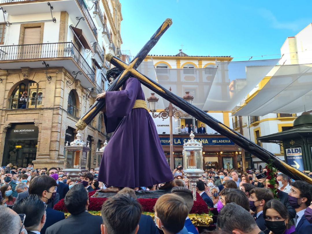 El Gran Poder, en la Plaza de la Campana durante su trayecto hacia la Parroquia Blanca Paloma de Los Pajaritos. El Gran Poder, en la Plaza de la Campana durante su trayecto hacia la Parroquia Blanca Paloma de Los Pajaritos.