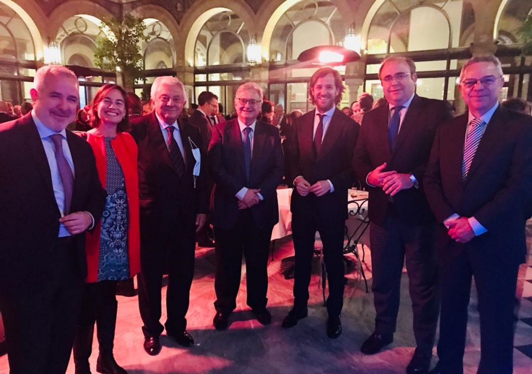 Rosauro Varo con Diego Suárez, director de Contenidos de la SER en Andalucía; Eva Sáiz, delegada de El País en Andalucía; Francisco Herrero, presidente de la Cámara de Comercio de Sevilla; Antonio Yélamo, director de la Cadena SER Andalucía; Carlos Navarro Antolín, subdirector de Diario de Sevilla; y Salomón Hachuel, director de Hoy por Hoy Sevilla. Rosauro Varo con Diego Suárez, director de Contenidos de la SER en Andalucía; Eva Sáiz, delegada de El País en Andalucía; Francisco Herrero, presidente de la Cámara de Comercio de Sevilla; Antonio Yélamo, director de la Cadena SER Andalucía; Carlos Navarro Antolín, subdirector de Diario de Sevilla; y Salomón Hachuel, director de Hoy por Hoy Sevilla.