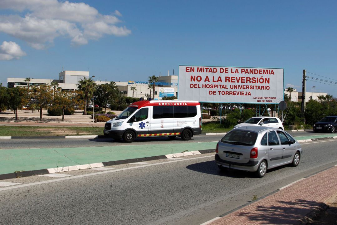 Cartel en contra de la reversión frente al departamento de salud de Torrevieja Cartel en contra de la reversión frente al departamento de salud de Torrevieja