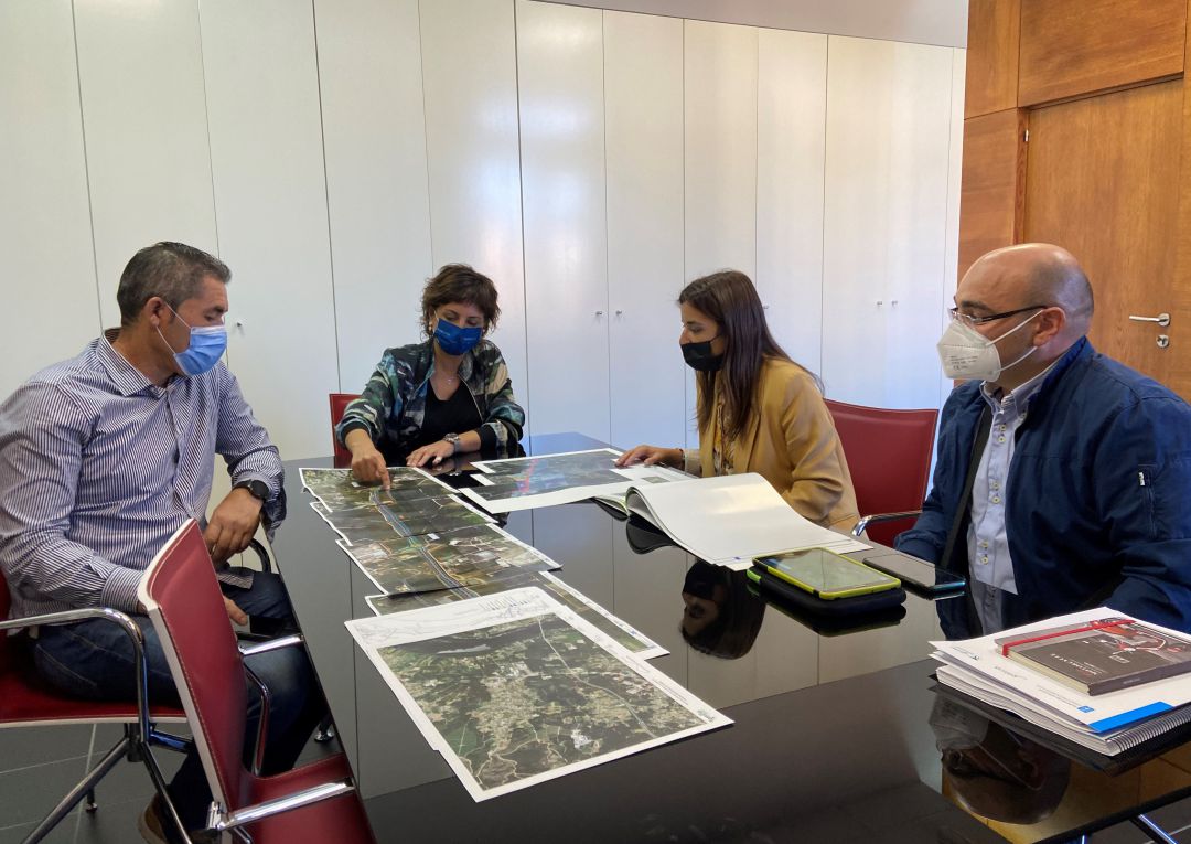 Sandra González, alcaldesa de Tomiño (segunda por la izquierda), junto a Inés Santé, directora de Agader, hablando del proyecto de polígono agroforestal. Sandra González, alcaldesa de Tomiño (segunda por la izquierda), junto a Inés Santé, directora de Agader, hablando del proyecto de polígono agroforestal.