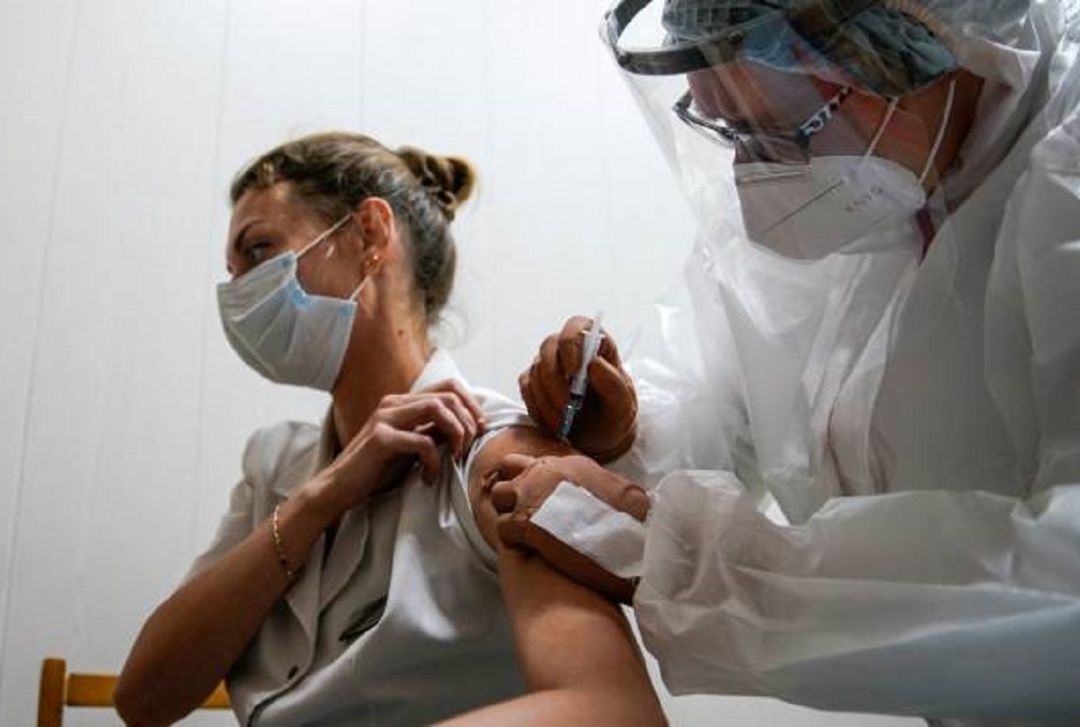 Una mujer vacunándose Una mujer vacunándose