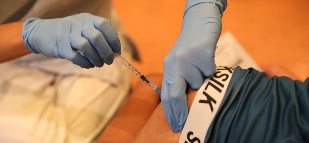 Una sanitaria vacuna a una persona contra el coronavirus con una dosis de Pfizer Una sanitaria vacuna a una persona contra el coronavirus con una dosis de Pfizer