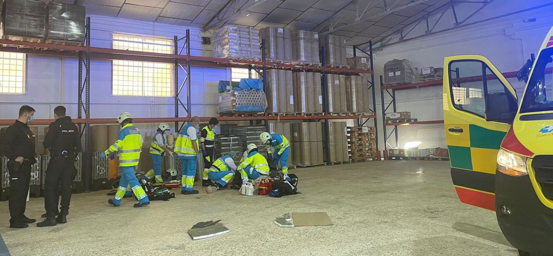 Los servicios sanitarios atendiendo a la persona accidentada Los servicios sanitarios atendiendo a la persona accidentada