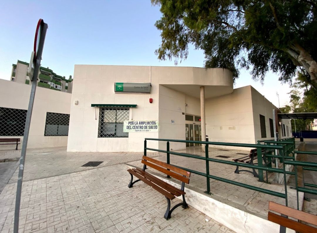 Entrada principal al centro de salud de El Palo (Málaga) Entrada principal al centro de salud de El Palo (Málaga)
