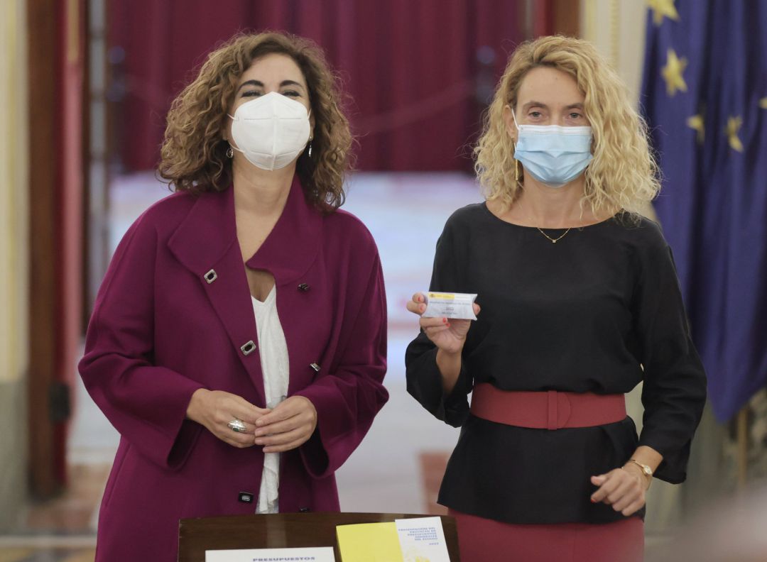 La ministra de Hacienda y Función Pública, María Jesús Montero (i), durante el acto de entrega del Proyecto de Ley de Presupuestos del Estado de 2022 a la presidenta del Congreso, Meritxell Batet La ministra de Hacienda y Función Pública, María Jesús Montero (i), durante el acto de entrega del Proyecto de Ley de Presupuestos del Estado de 2022 a la presidenta del Congreso, Meritxell Batet