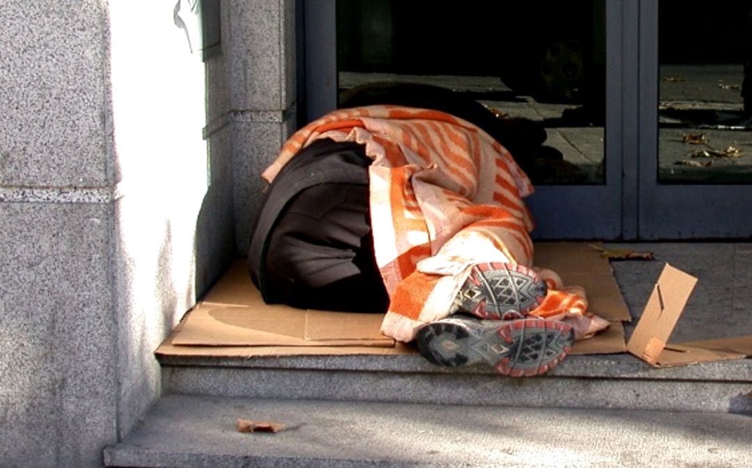 Imagen de un indigente en el centro de Barcelona Imagen de un indigente en el centro de Barcelona