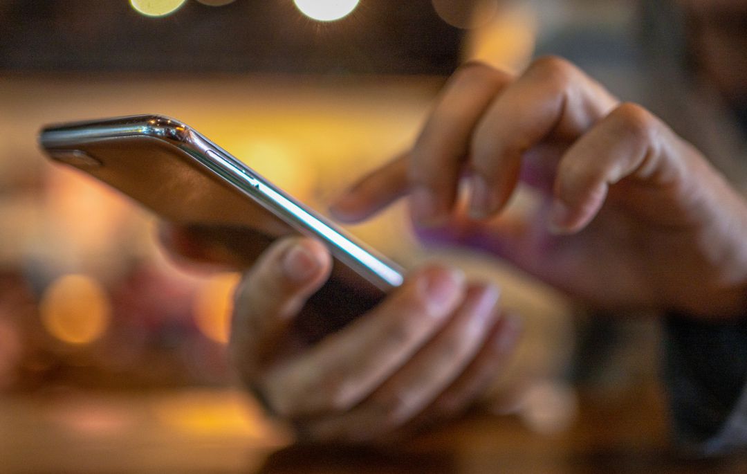 Una persona utiliza su teléfono móvil. Una persona utiliza su teléfono móvil.