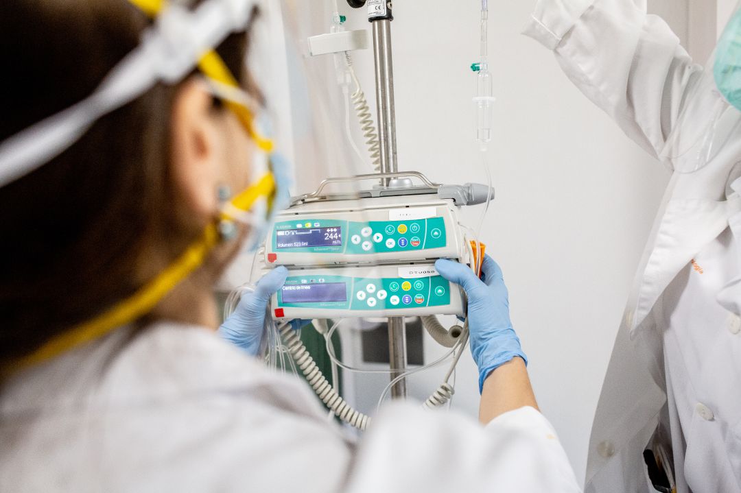 Enfermeras del ICO Girona, manipulando un dispositivo médico durante la pandemia de COIVD-19. Enfermeras del ICO Girona, manipulando un dispositivo médico durante la pandemia de COIVD-19.