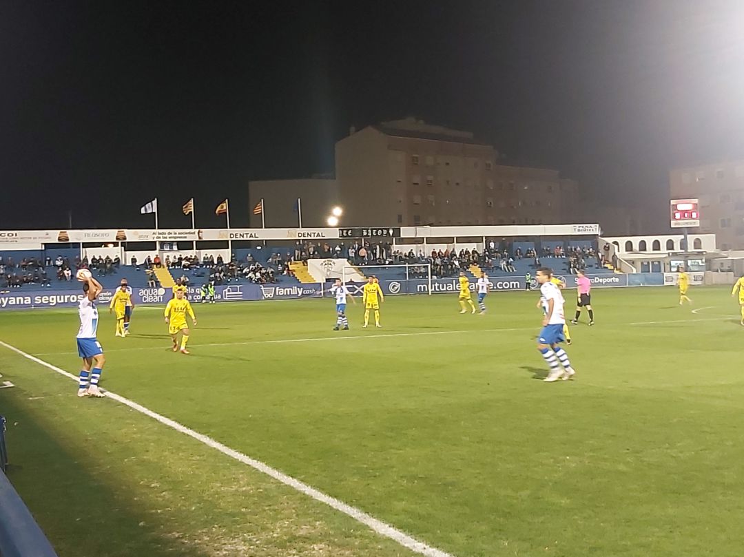 Pablo Carbonell en un saque de banda en el partido ante el UCAM Murcia Pablo Carbonell en un saque de banda en el partido ante el UCAM Murcia