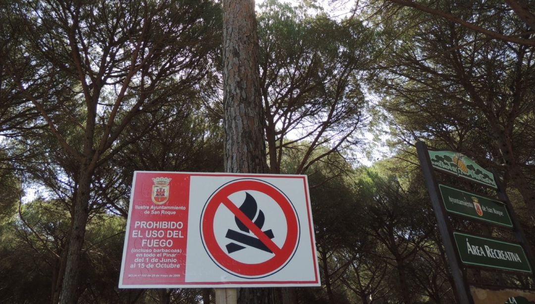 Cartel de prohibición de hacer fuego. Cartel de prohibición de hacer fuego.
