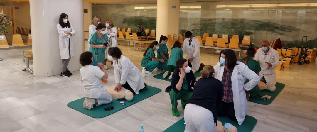 Profesionales del Hospital de A Coruña realizando la técnica de RCP Profesionales del Hospital de A Coruña realizando la técnica de RCP