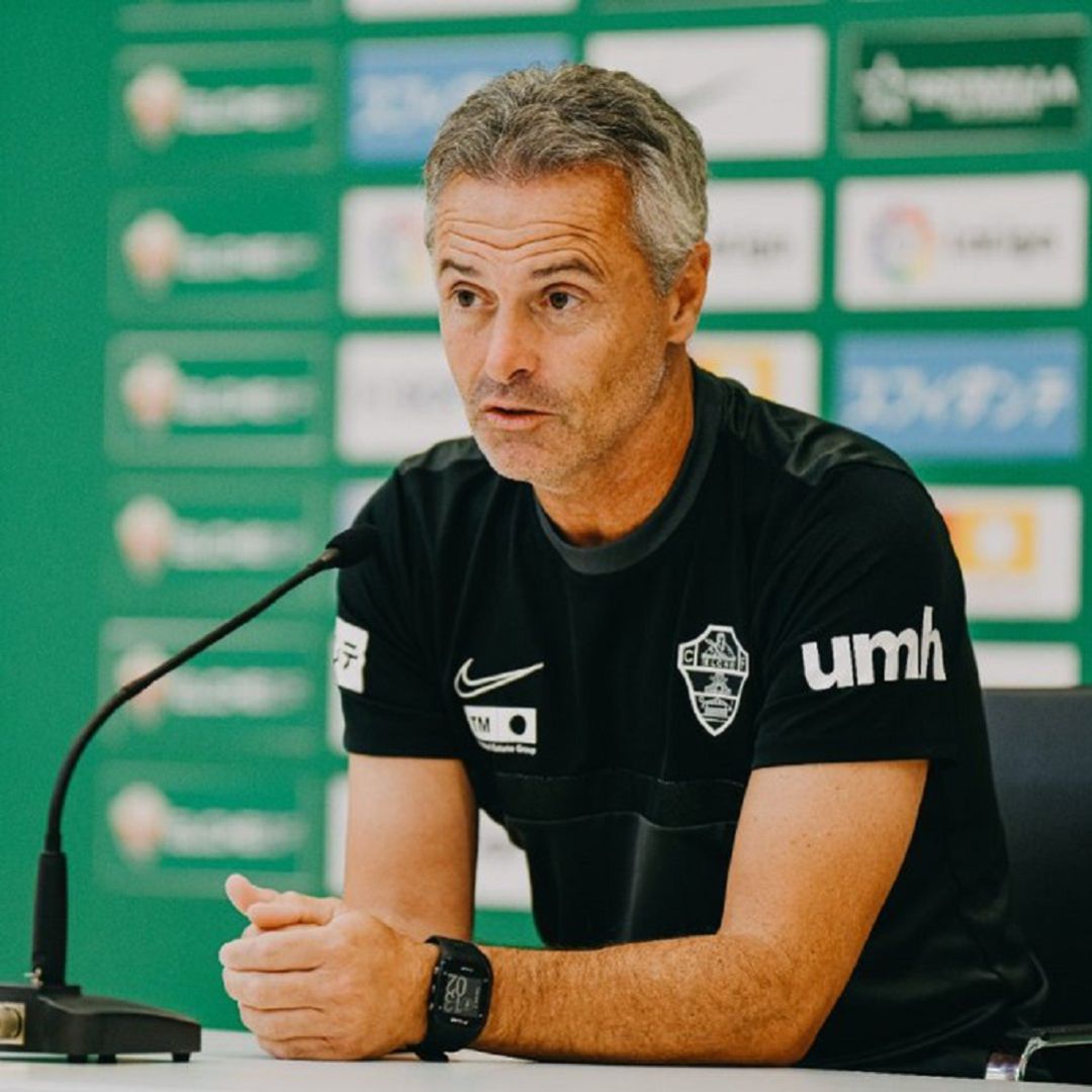 Fran Escribá durante la previa del Rayo Vallecano-Elche Fran Escribá durante la previa del Rayo Vallecano-Elche