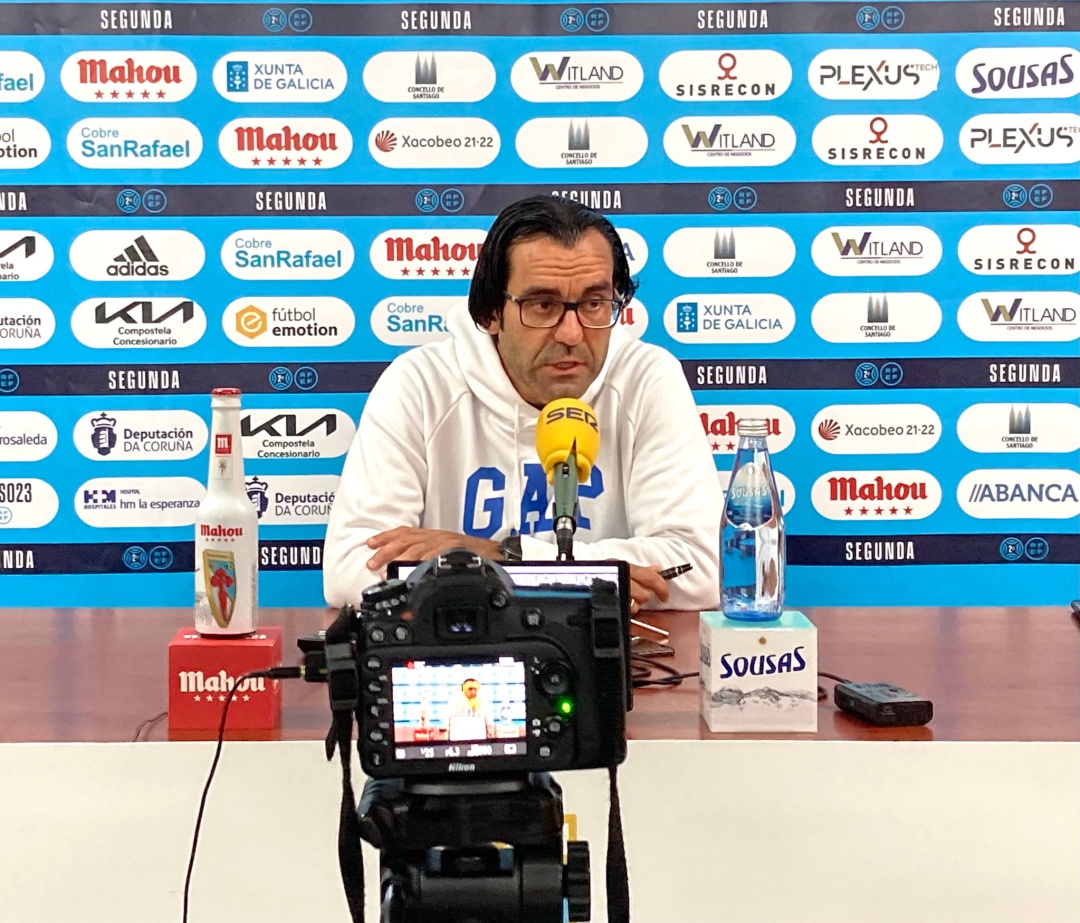 Rodri Veiga, técnico del Compos, durante una rueda de prensa en el Vero Boquete Rodri Veiga, técnico del Compos, durante una rueda de prensa en el Vero Boquete