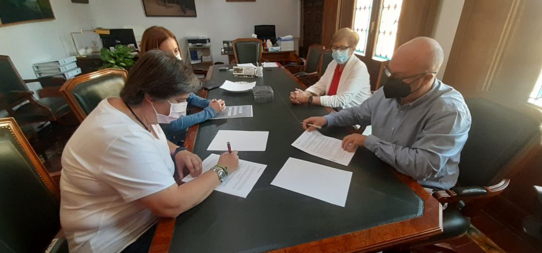 Reunión de la AECC y el alcalde de Torredonjimeno para lograr más espacios libres de humo. Reunión de la AECC y el alcalde de Torredonjimeno para lograr más espacios libres de humo.