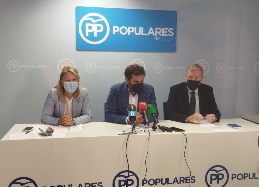 Carmen González Guinda, Javier Santiago y Antonio Silván consideraron los presupuestos como una constatación de las mentiras del PSOE Carmen González Guinda, Javier Santiago y Antonio Silván consideraron los presupuestos como una constatación de las mentiras del PSOE