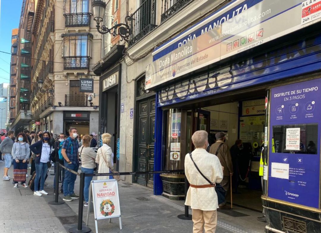 Clientes hacen cola en la administración de lotería de Doña Manolita, el pasado 12 de octubre. Clientes hacen cola en la administración de lotería de Doña Manolita, el pasado 12 de octubre.