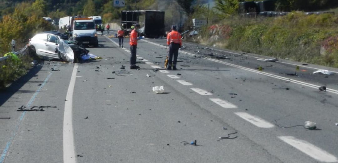 Un fallecido en una colisión frontal entre un coche y un camión en la N-121-A Un fallecido en una colisión frontal entre un coche y un camión en la N-121-A