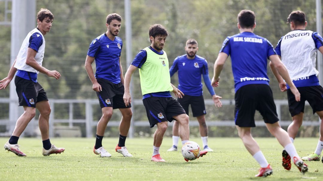 David Silva golpea un balón ante la atenta mirada de sus compañeros David Silva golpea un balón ante la atenta mirada de sus compañeros