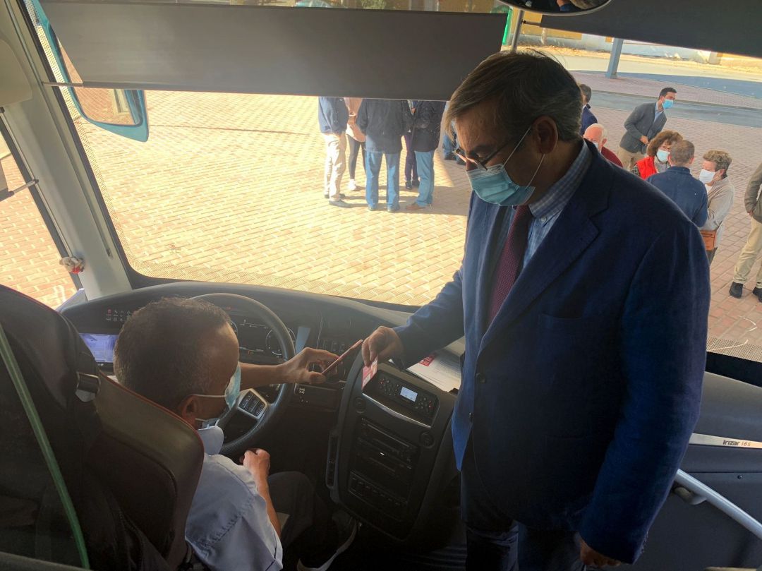 El viceconsejero de Infraestructuras, José Luis Sanz, Merino muestra el uso del bono en el autobús El viceconsejero de Infraestructuras, José Luis Sanz, Merino muestra el uso del bono en el autobús