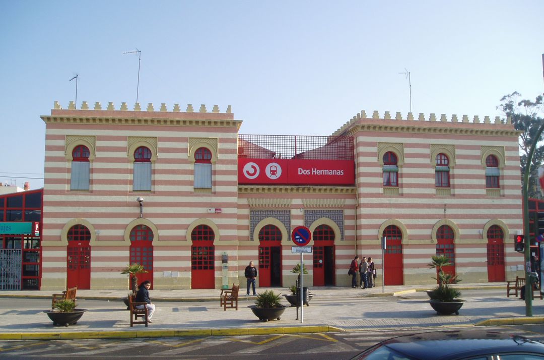 Exterior de la Estación de tren en Dos Hermanas Exterior de la Estación de tren en Dos Hermanas
