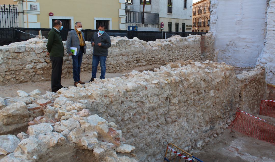 El delegado de Educación en el solar excavado El delegado de Educación en el solar excavado