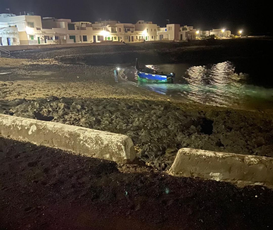 La patera en la playa del pueblo de Caleta de Caballo. La patera en la playa del pueblo de Caleta de Caballo.
