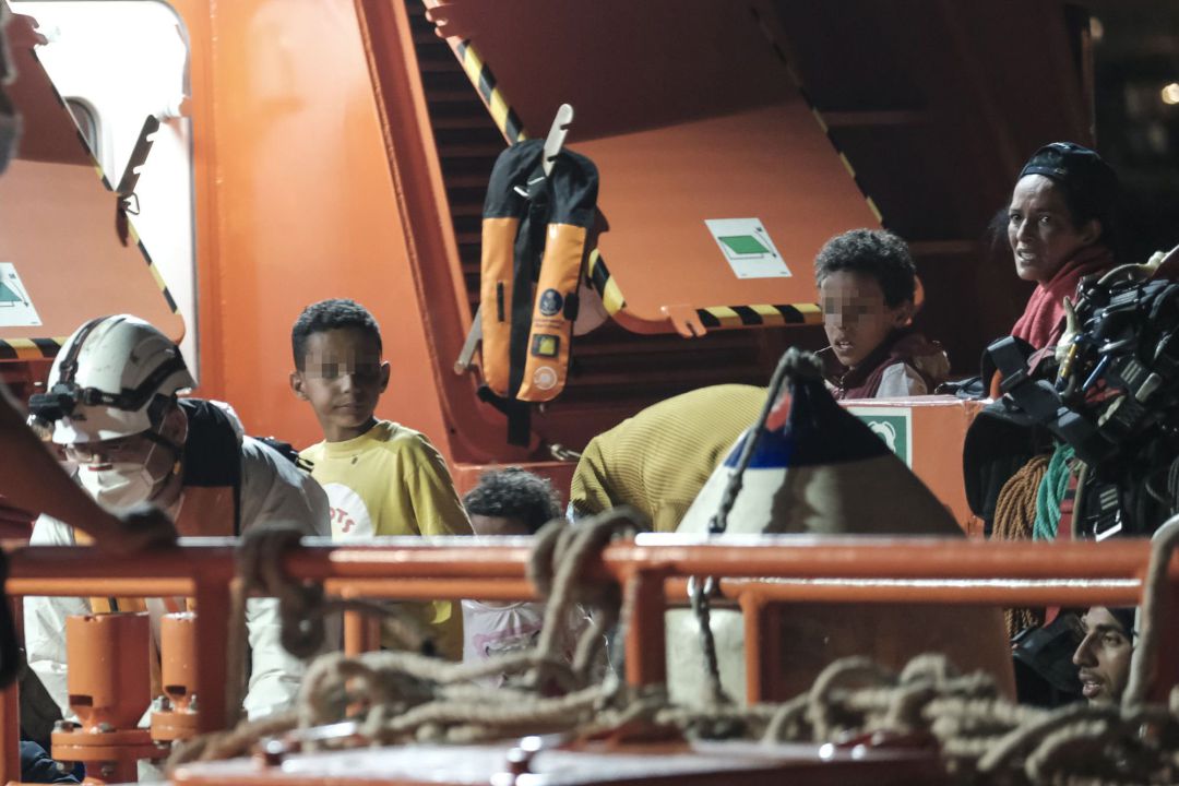 Llegada al puerto de Arguineguín de los inmigrantes rescatados el miércoles por la embarcación de Salvamento Marítimo, la Guardamar Concepción Arenal, entre ellos cinco niños y una mujer, cuando navegaban en dos pateras al sur de Gran Canaria. Llegada al puerto de Arguineguín de los inmigrantes rescatados el miércoles por la embarcación de Salvamento Marítimo, la Guardamar Concepción Arenal, entre ellos cinco niños y una mujer, cuando navegaban en dos pateras al sur de Gran Canaria.