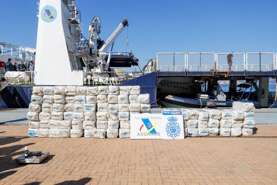 Descarga en el puerto de Vigo de la cocaína intervenida en el velero 'Goldwasser', interceptado al norte de las islas Azores
Descarga en el puerto de Vigo de la cocaína intervenida en el velero 'Goldwasser', interceptado al norte de las islas Azores