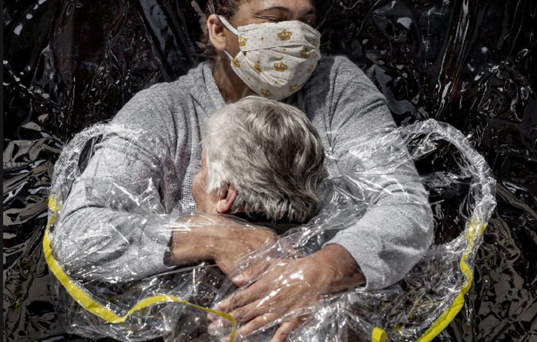 Foto ganadora del Word Press Photo 2021. Rosa Luzia Lunardi (85) recibe el abrazo de la enfermera Adriana Silva da Costa Souza, en la residencia para mayores Viva Bem Sao Paulo, Brasil, el 5 de agosto de 2020. Foto recortada. Original en la noticia. Foto ganadora del Word Press Photo 2021. Rosa Luzia Lunardi (85) recibe el abrazo de la enfermera Adriana Silva da Costa Souza, en la residencia para mayores Viva Bem Sao Paulo, Brasil, el 5 de agosto de 2020. Foto recortada. Original en la noticia.