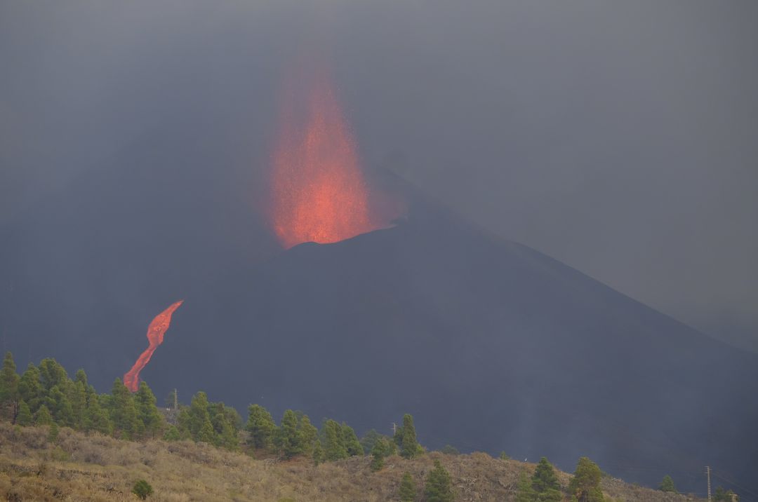 Volcán de La Palma en erupción. Volcán de La Palma en erupción.