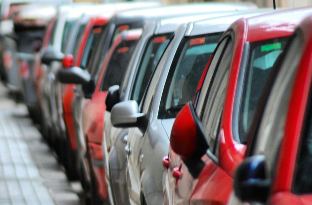 Coches aparcados en una calle. Coches aparcados en una calle.