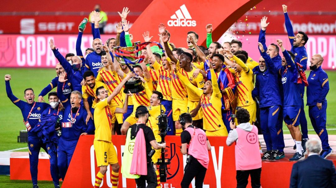 Los jugadores del Barça levantan la Copa del Rey Los jugadores del Barça levantan la Copa del Rey