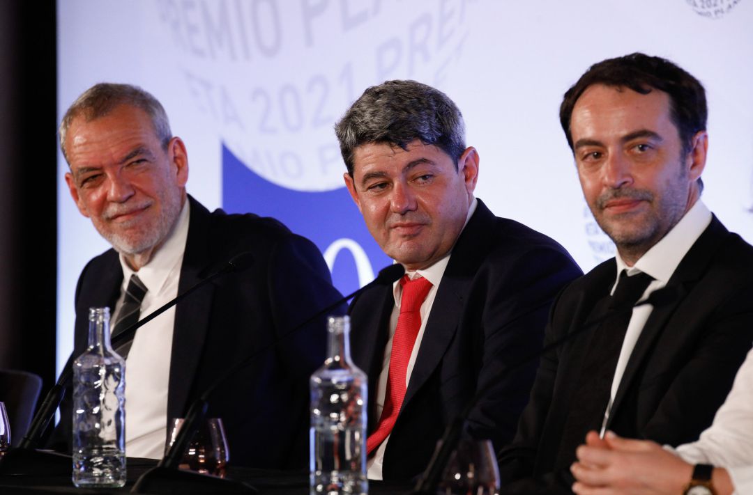 La escritora Carmen Mola, seudónimo de los escritores Jorge Díaz, Agustín Martínez y Antonio Mercero, ganador de la 70ª edición del Premio Planeta de Novela. La escritora Carmen Mola, seudónimo de los escritores Jorge Díaz, Agustín Martínez y Antonio Mercero, ganador de la 70ª edición del Premio Planeta de Novela.