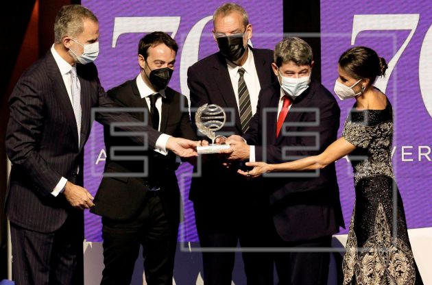 Los reyes entregan el 70º Premio Planeta de Novela a 'Carmen Mola'. Los reyes entregan el 70º Premio Planeta de Novela a 'Carmen Mola'.