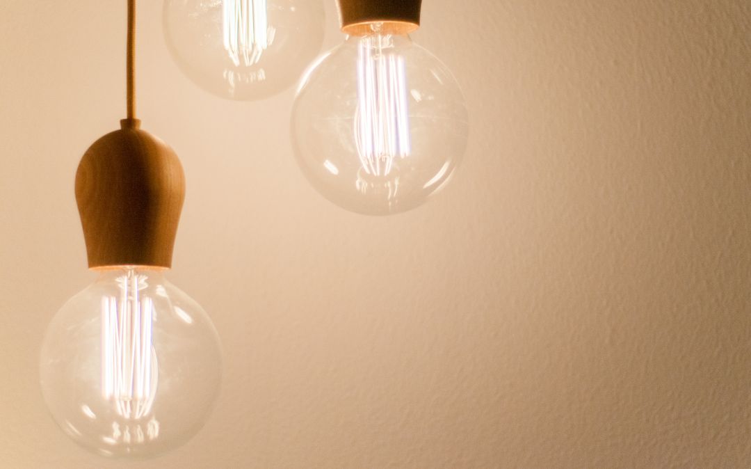 El precio de la luz baja con respecto al sábado pero registra el domingo más caro de la historia. El precio de la luz baja con respecto al sábado pero registra el domingo más caro de la historia.