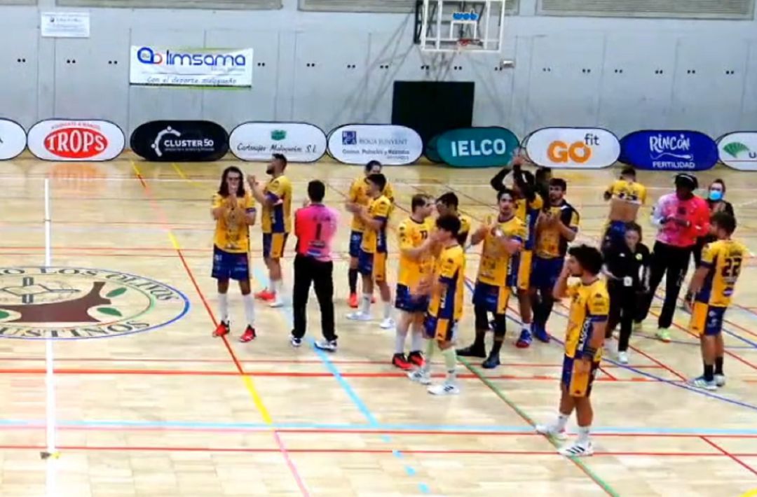 La expedición amarilla a Málaga aplaude al público malagueño al término del encuentro. La expedición amarilla a Málaga aplaude al público malagueño al término del encuentro.