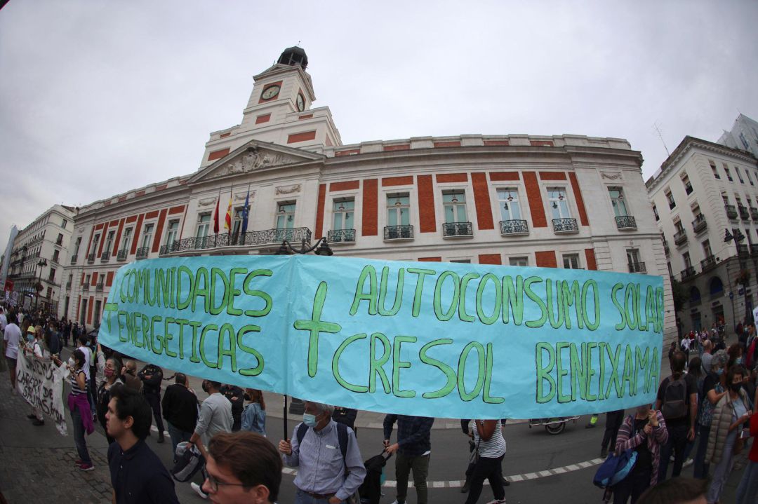 Decenas de personas participan en una manifestación con el lema "renovables sí, pero no así" y en pro de una transición energética justa, basada en la generación renovable distribuida, el ahorro energético y el autoconsumo, este sábado en Madrid. Decenas de personas participan en una manifestación con el lema "renovables sí, pero no así" y en pro de una transición energética justa, basada en la generación renovable distribuida, el ahorro energético y el autoconsumo, este sábado en Madrid.