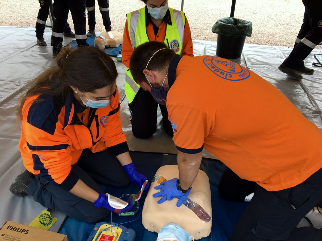Técnicos de SAMUR durante el Día Europeo de Concienciación del Paro Cardiaco. Técnicos de SAMUR durante el Día Europeo de Concienciación del Paro Cardiaco.