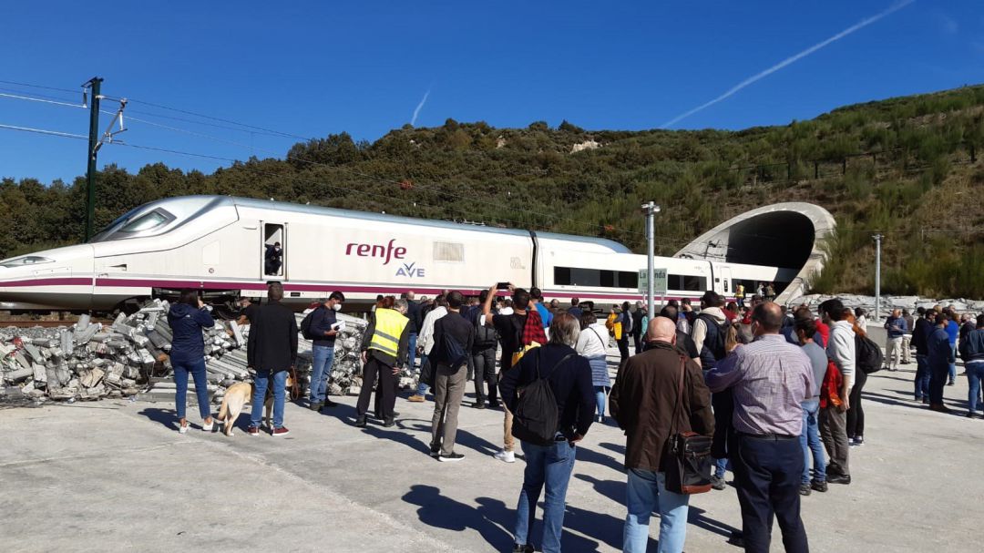 Simulacro de emergencia en la línea de alta velocidad Ourense-Pedralba de la Pradería, ayer. Simulacro de emergencia en la línea de alta velocidad Ourense-Pedralba de la Pradería, ayer.