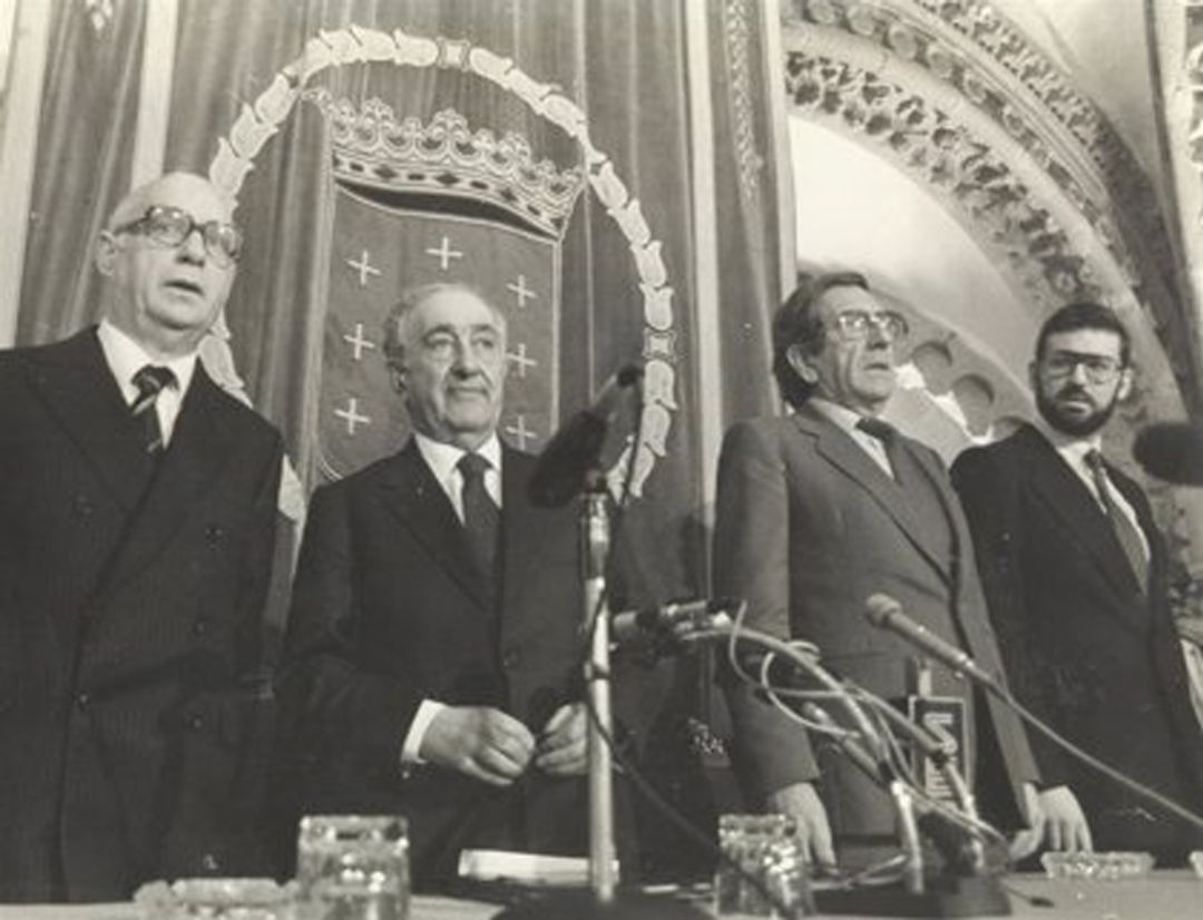 Mesa del Parlamento de Galicia con Antonio Rosón en la Presidencia Mesa del Parlamento de Galicia con Antonio Rosón en la Presidencia