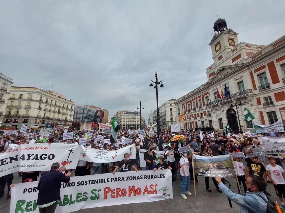 Manifestación por un futuro sostenible para las zonas rurales, en la Puerta del Sol de Madrid, con el lema "Renovables sí pero no así" Manifestación por un futuro sostenible para las zonas rurales, en la Puerta del Sol de Madrid, con el lema "Renovables sí pero no así"