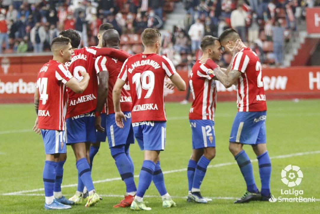 Los jugadores del Sporting celebran el gol de Djuka al Alcorcón. Los jugadores del Sporting celebran el gol de Djuka al Alcorcón.