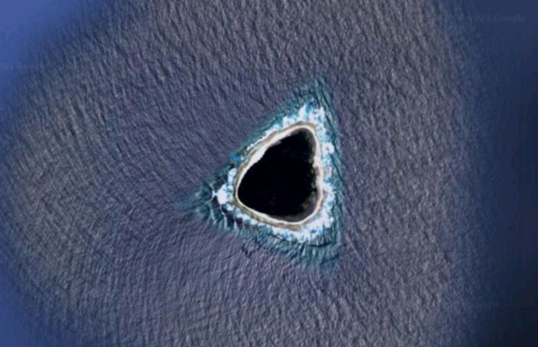 La misteriosa isla negra que ha aparecido en Google Maps. La misteriosa isla negra que ha aparecido en Google Maps.