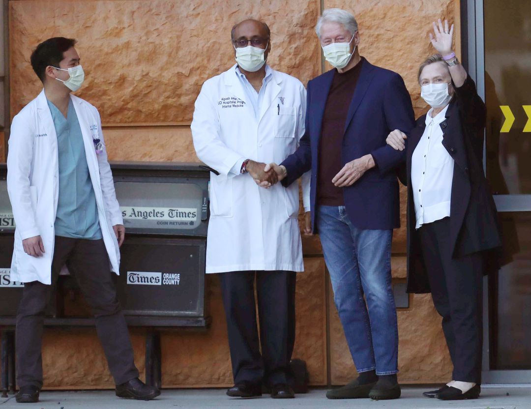 Bill Clinton sale del hospital tras recibir el alta médica. Bill Clinton sale del hospital tras recibir el alta médica.
