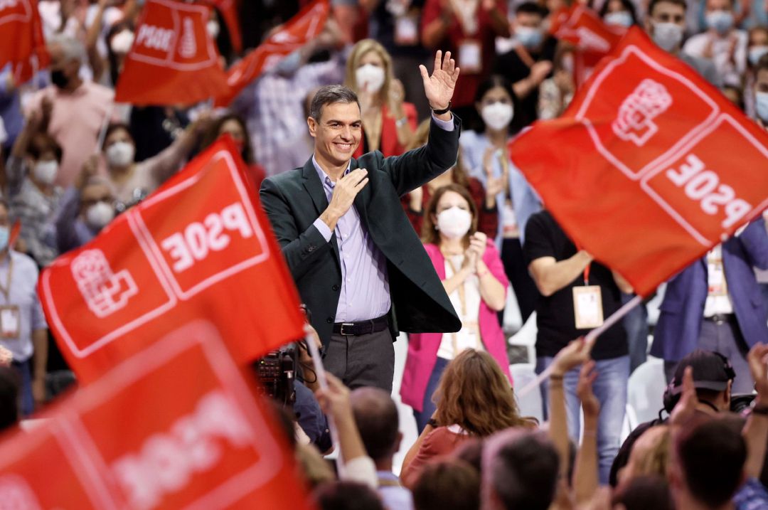 El presidente del Gobierno y Secretario General del PSOE, Pedro Sanchez, saluda ante el Plenario en la clausura del 40 Congreso Federal del partido que se ha celebrado en Valencia. El presidente del Gobierno y Secretario General del PSOE, Pedro Sanchez, saluda ante el Plenario en la clausura del 40 Congreso Federal del partido que se ha celebrado en Valencia.