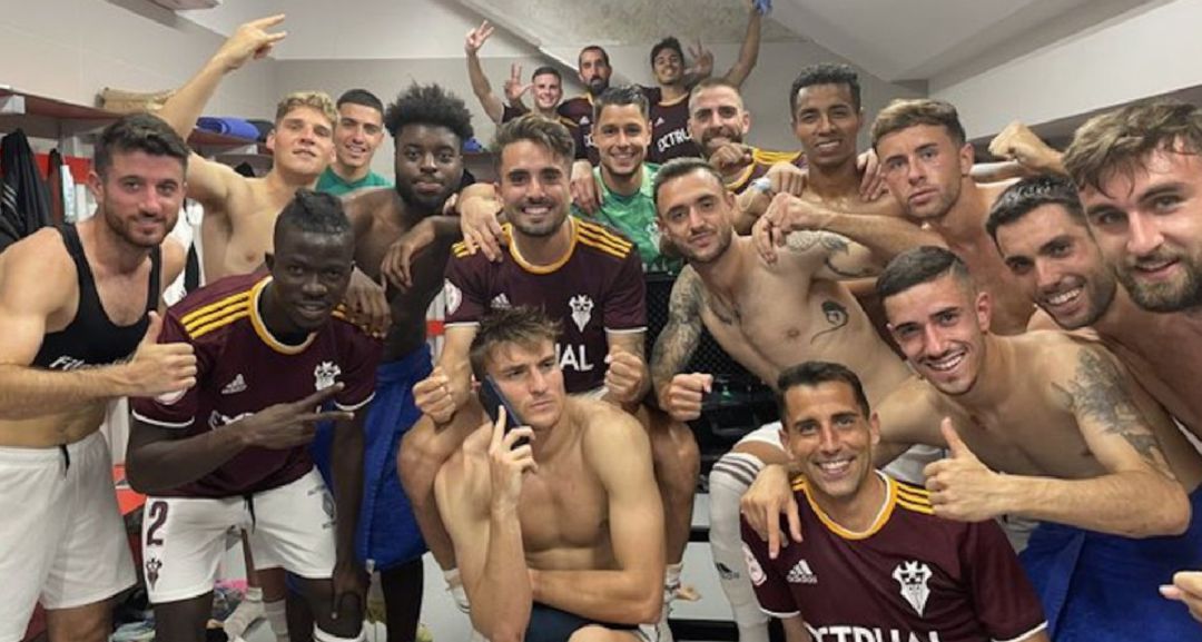 La plantilla del Albacete celebra la victoria en Sevilla La plantilla del Albacete celebra la victoria en Sevilla